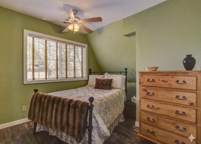 The Terrace 2 Bedroom Near The Courthouse Square With A King Bed In The Master Br