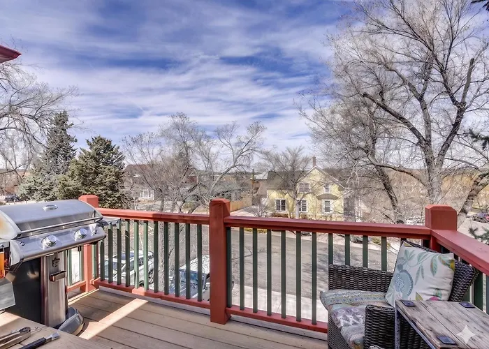 The Terrace 2 Bedroom Near The Courthouse Square With A King Bed In The Master Br