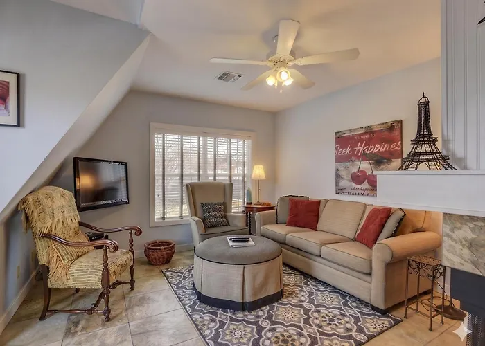 The Terrace 2 Bedroom Near The Courthouse Square With A King Bed In The Master Br Dom wakacyjny *