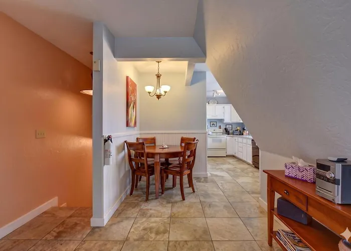 Dom wakacyjny The Terrace 2 Bedroom Near The Courthouse Square With A King Bed In The Master Br