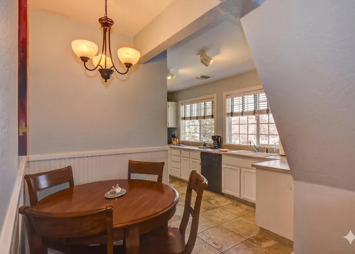 The Terrace 2 Bedroom Near The Courthouse Square With A King Bed In The Master Br