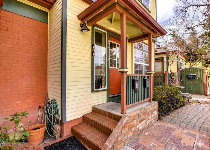 Dom wakacyjny The Terrace 2 Bedroom Near The Courthouse Square With A King Bed In The Master Br Prescott