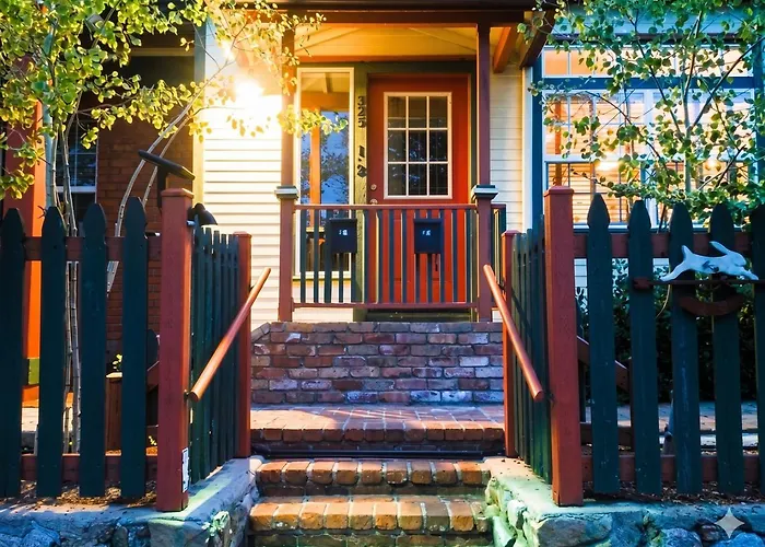 The Terrace 2 Bedroom Near The Courthouse Square With A King Bed In The Master Br *