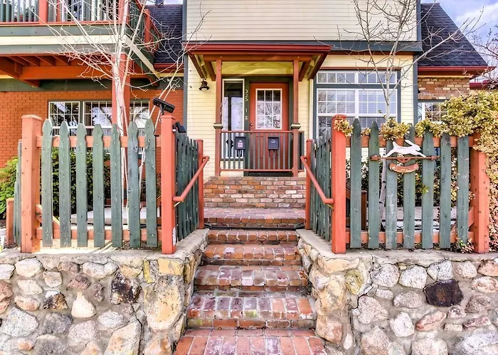 The Terrace 2 Bedroom Near The Courthouse Square With A King Bed In The Master Br Prescott