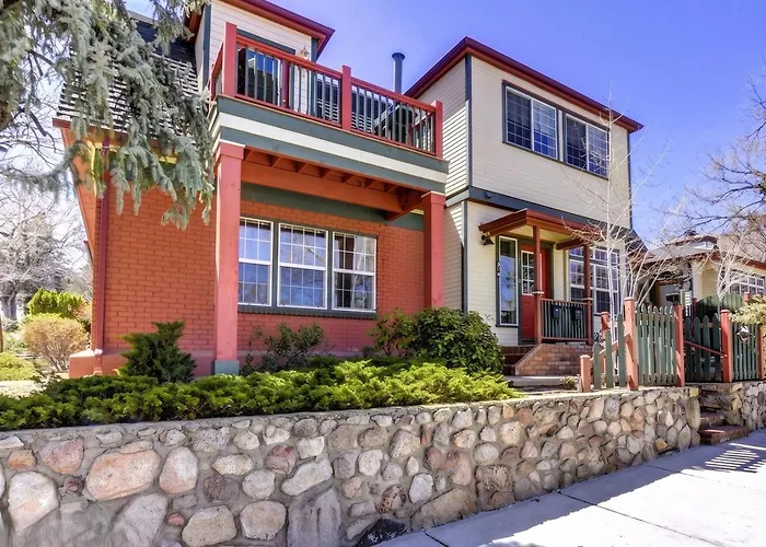 The Terrace 2 Bedroom Near The Courthouse Square With A King Bed In The Master Br